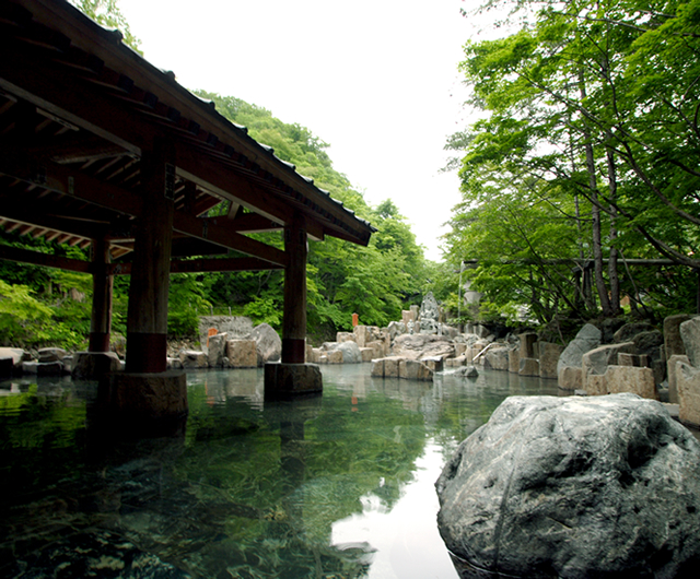 二百畳の広さを誇る混浴風呂　子宝の湯