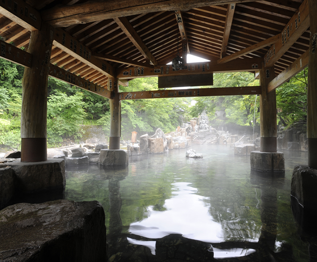 大自然が色づく美しい摩珂の湯　浅い湯舟でお子様安心般若の湯